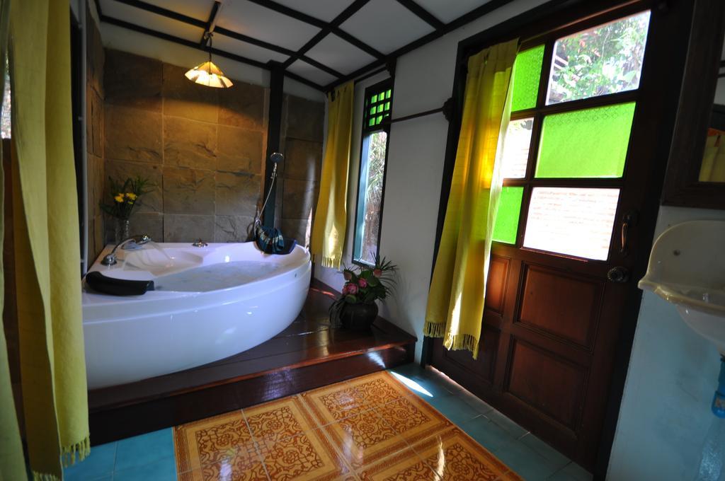 Ayutthaya Bouchic Hostel Exterior photo
