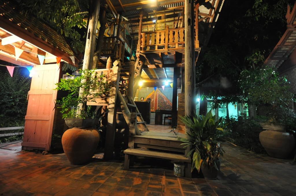 Ayutthaya Bouchic Hostel Exterior photo