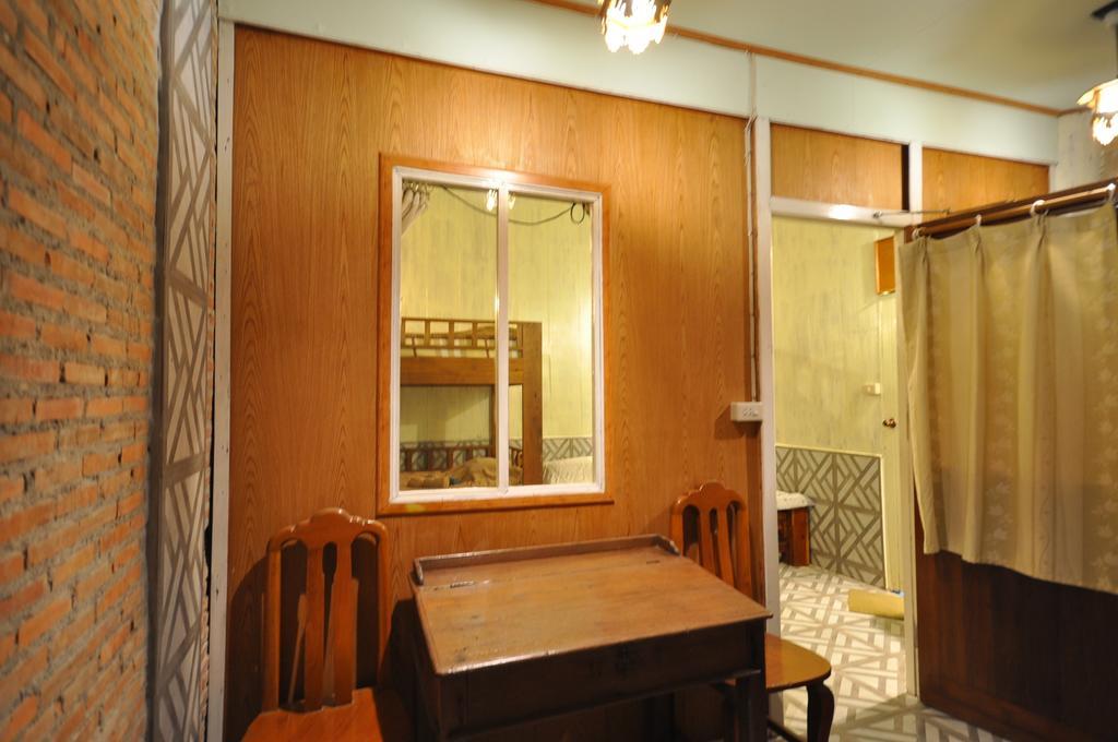 Ayutthaya Bouchic Hostel Exterior photo
