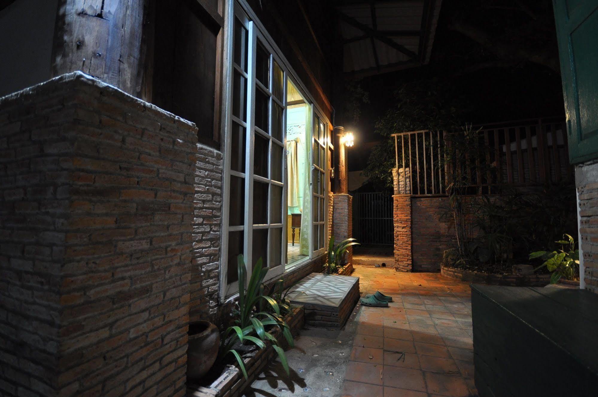 Ayutthaya Bouchic Hostel Exterior photo