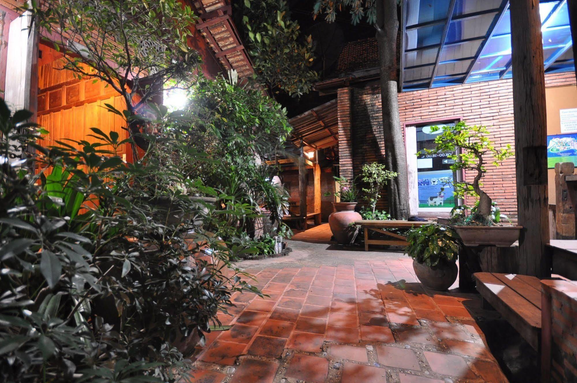 Ayutthaya Bouchic Hostel Exterior photo