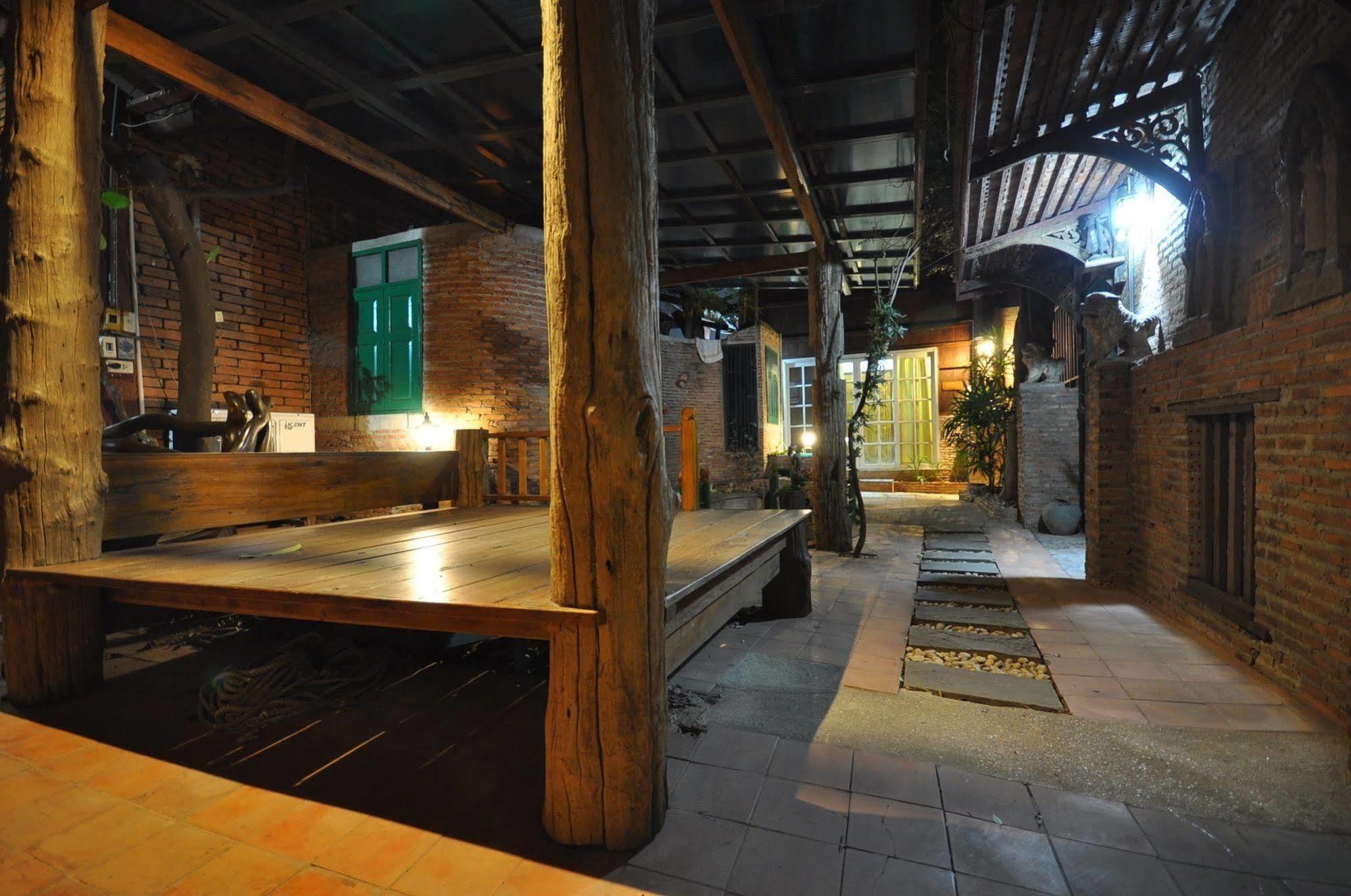 Ayutthaya Bouchic Hostel Exterior photo