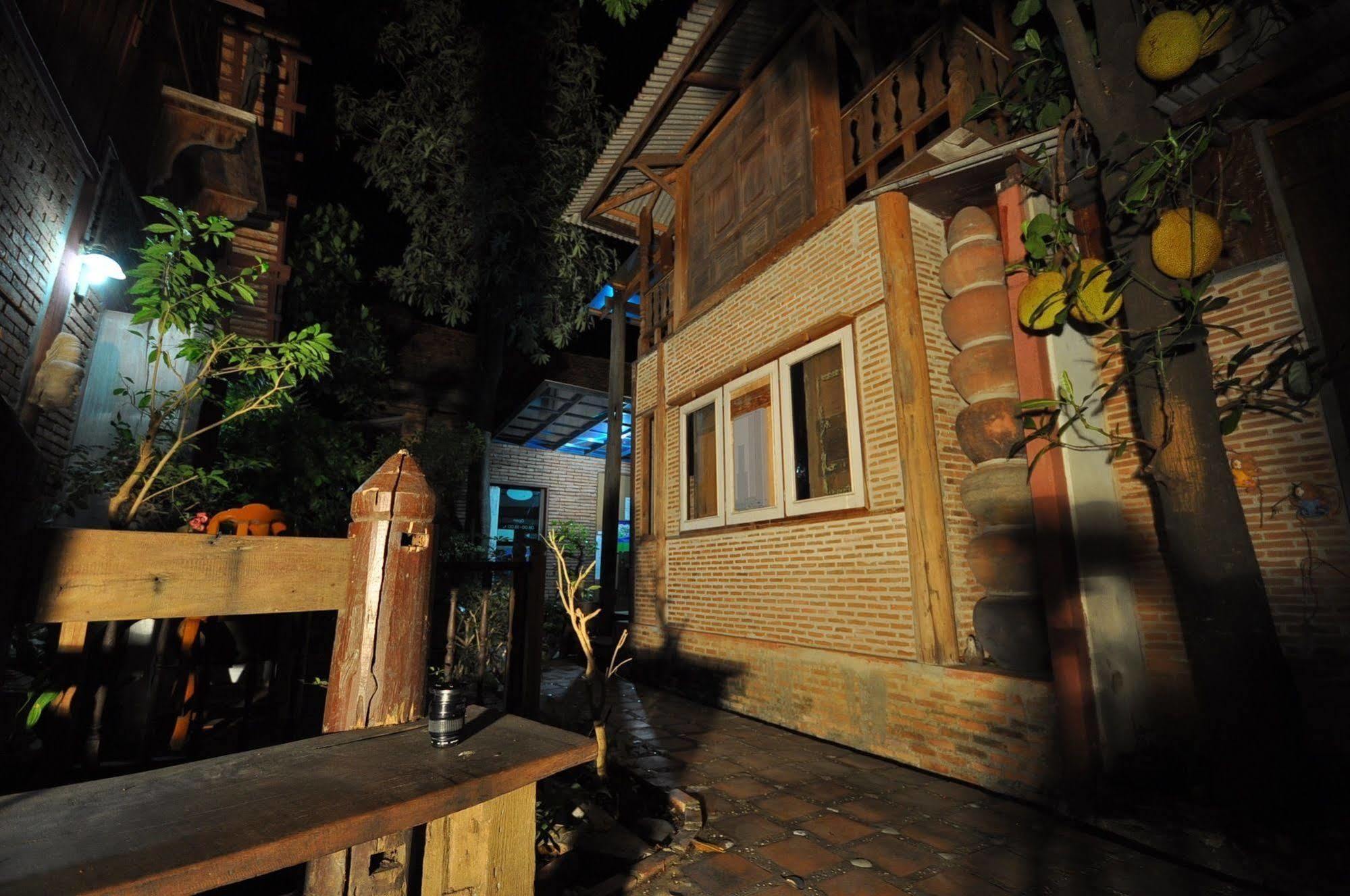 Ayutthaya Bouchic Hostel Exterior photo