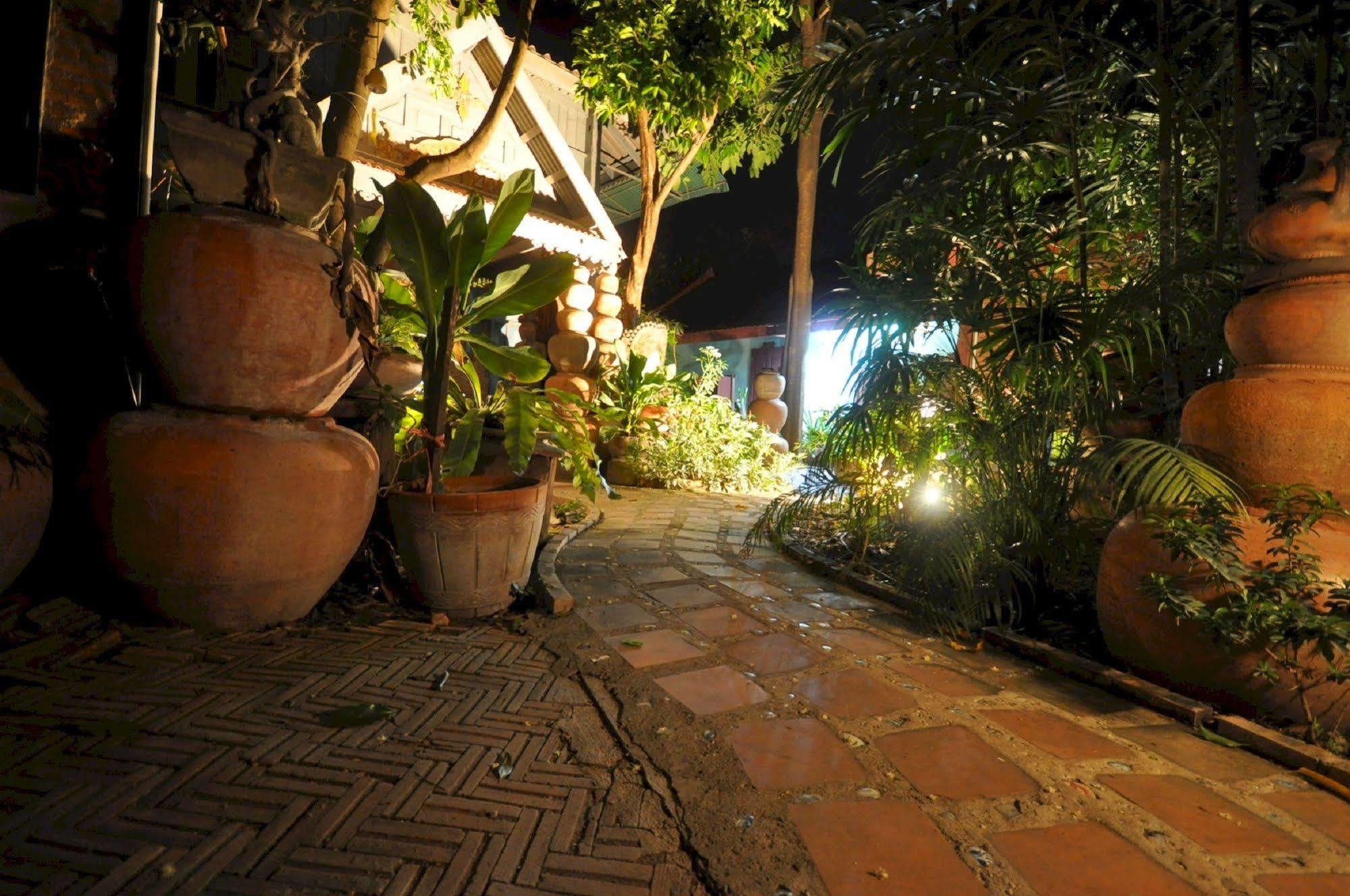 Ayutthaya Bouchic Hostel Exterior photo
