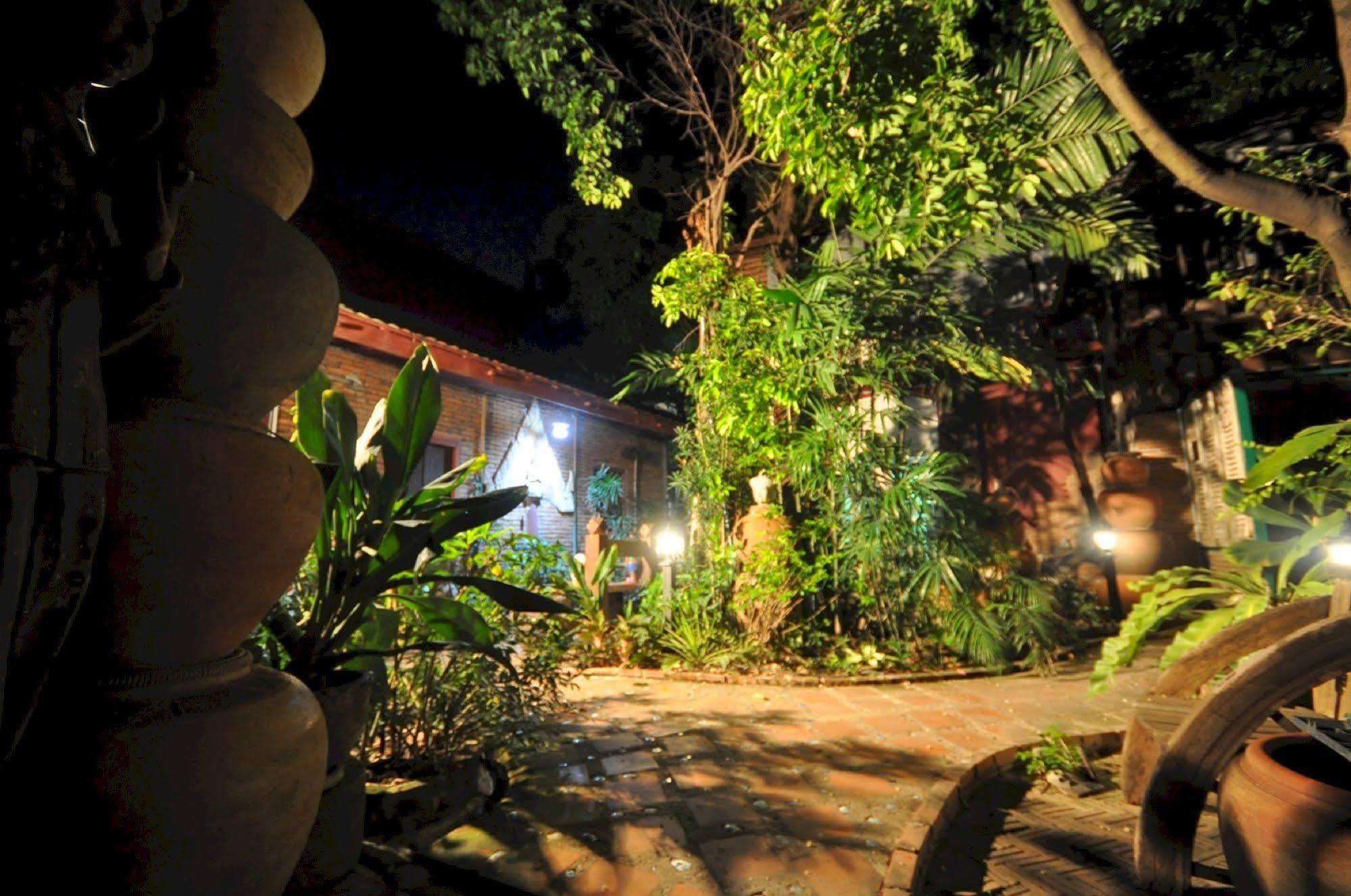 Ayutthaya Bouchic Hostel Exterior photo
